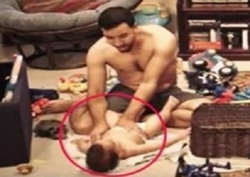 Μια μαμά βλέπει για πρώτη φορά τι κάνει ο μπαμπάς με το μωρό όσο εκείνη λείπει στη δουλειά…